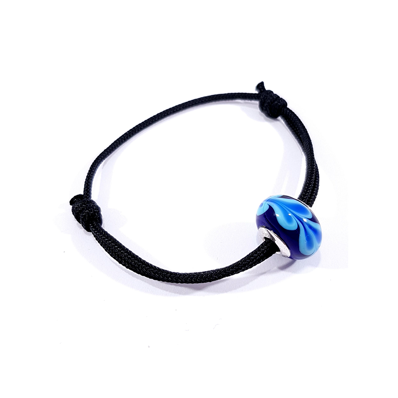 bracelet cordon noir et perle en verre de murano noir avec motifs bleus