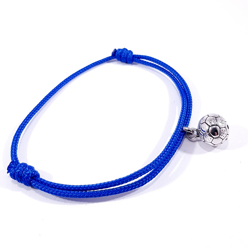 bracelet en cordon tressé bleu et ballon de foot en argent