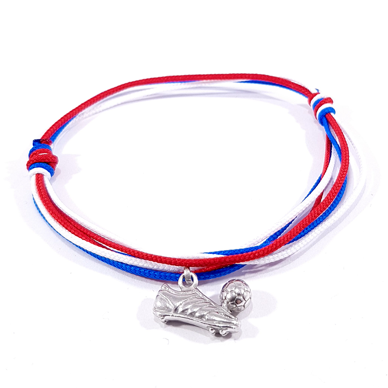 Bracelet tricolore et chaussure de foot