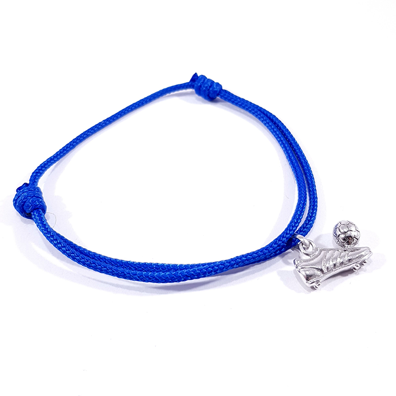 bracelet bleu et chaussure de foot