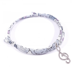 Bracelet en tissu liberty gris avec pendentif clef de sol en argent massif