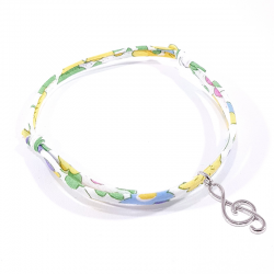 Bracelet en tissu liberty jaune mimosa avec pendentif clef de sol en argent massif