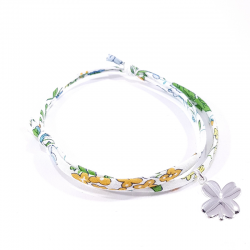 Bracelet porte bonheur en tissu liberty  fleur de capucine et pendentif trèfle en argent massif