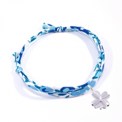 Bracelet porte bonheur en tissu liberty  bleu cristal et pendentif trèfle en argent massif