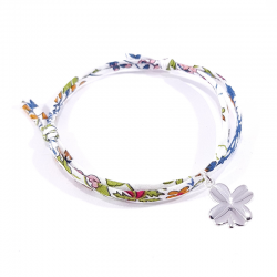 Bracelet porte bonheur en tissu liberty  fleur de grenade et pendentif trèfle en argent massif