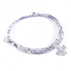 Bracelet porte bonheur en tissu liberty gris et pendentif trèfle en argent massif