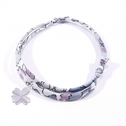 Bracelet porte bonheur en tissu liberty gris et trèfle en argent massif