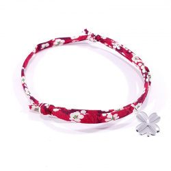 Bracelet porte bonheur en tissu liberty rouge et pendentif trèfle en argent massif