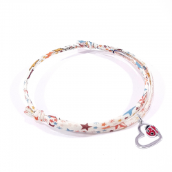 bracelet tissu liberty motifs multicolores avec pendentif coccinelle posée sur cœur en argent.