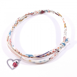 bracelet tissu liberty motifs multicolores avec coccinelle posée sur cœur en argent.