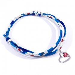 bracelet tissu liberty bleu outremer avec pendentif coccinelle posée sur cœur en argent.