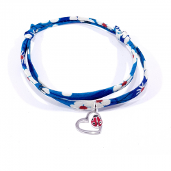 bracelet tissu liberty bleu outremer avec pendentif coccinelle posée sur cœur