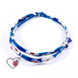 bracelet tissu liberty bleu outremer avec  coccinelle posée sur cœur en argent.