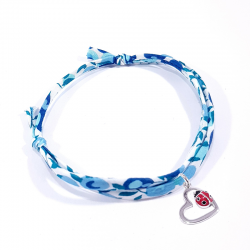 bracelet tissu liberty bleu cristal avec pendentif coccinelle posée sur cœur en argent.