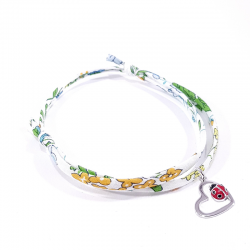bracelet tissu liberty fleur de capucine avec coccinelle posée sur cœur