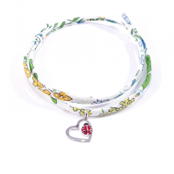 bracelet tissu liberty fleur de capucine avec coccinelle posée sur cœur en argent.