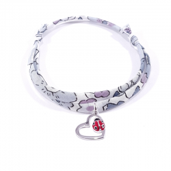 bracelet tissu liberty gris avec pendentif coccinelle posée sur cœur en argent.