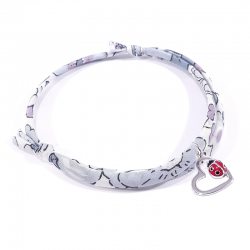 bracelet tissu liberty gris avec pendentif coccinelle posée sur cœur