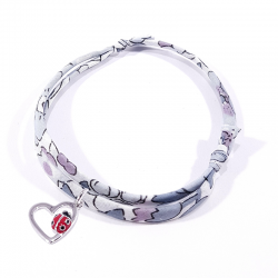 bracelet tissu liberty gris avec coccinelle posée sur cœur en argent.