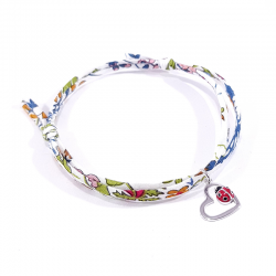 bracelet tissu liberty fleur de grenade avec pendentif coccinelle posée sur cœur en argent.