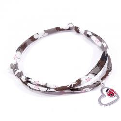 bracelet tissu liberty marron avec pendentif coccinelle posée sur cœur
