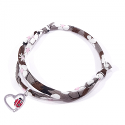bracelet tissu liberty marron avec coccinelle posée sur cœur en argent.