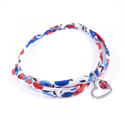 bracelet tissu liberty tricolore avec pendentif coccinelle posée sur cœur en argent.