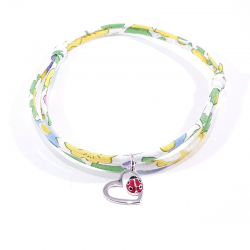 bracelet tissu liberty fleur de mimosa avec pendentif coccinelle posée sur cœur