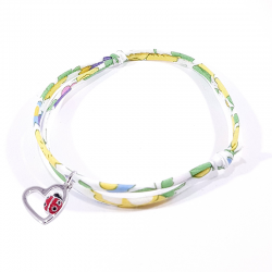 bracelet tissu liberty fleur de mimosa avec coccinelle posée sur cœur en argent.