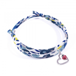 bracelet tissu liberty mimosa avec pendentif coccinelle posée sur cœur en argent.