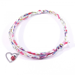 bracelet tissu liberty fleurs multicolores avec coccinelle posée sur cœur en argent.