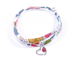 bracelet tissu liberty fleurs avec pendentif coccinelle posée sur cœur