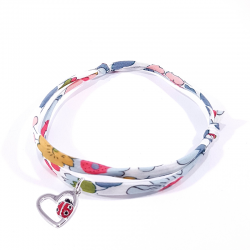 bracelet tissu liberty fleurs avec coccinelle posée sur cœur en argent.