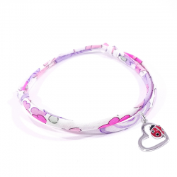 bracelet tissu liberty rose avec pendentif coccinelle posée sur cœur en argent.