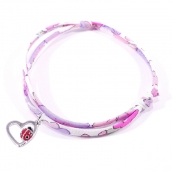 bracelet tissu liberty rose avec coccinelle posée sur cœur en argent.