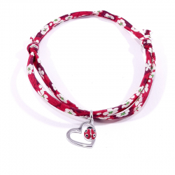 bracelet tissu liberty rouge avec pendentif coccinelle posée sur cœur