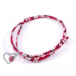 bracelet tissu liberty rouge avec coccinelle posée sur cœur en argent.