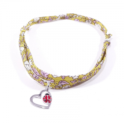 bracelet tissu liberty rouge avec pendentif coccinelle posée sur cœur