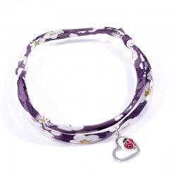 bracelet tissu liberty violet avec pendentif coccinelle posée sur cœur en argent.
