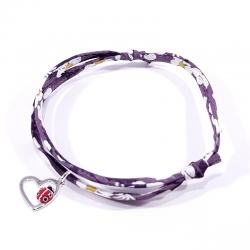 bracelet tissu liberty violet avec coccinelle posée sur cœur en argent.