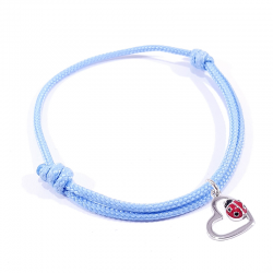 Bracelet cordon tressé bleu bébé avec pendentif coccinelle posée sur cœur en argent et laque.