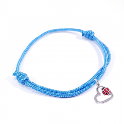 Bracelet cordon tressé bleu polaire avec pendentif coccinelle posée sur cœur en argent et laque.