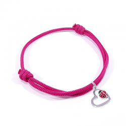 Bracelet cordon tressé fuchsia avec pendentif coccinelle posée sur cœur en argent et laque.