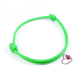 Bracelet cordon tressé vert fluo avec pendentif coccinelle posée sur cœur en argent et laque.