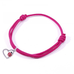 Bracelet cordon tressé fuchsia avec coccinelle posée sur cœur en argent et laque.