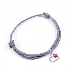 Bracelet cordon tressé gris avec pendentif coccinelle posée sur cœur en argent et laque.