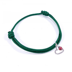 Bracelet cordon tressé vert herbe avec pendentif coccinelle posée sur cœur en argent et laque.