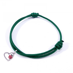 Bracelet cordon tressé vert herbe avec coccinelle posée sur cœur en argent et laque.