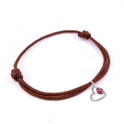 Bracelet cordon tressé marron chocolat avec pendentif coccinelle posée sur cœur en argent et laque.