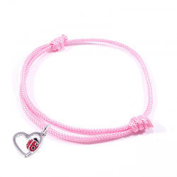 Bracelet cordon tressé rose avec pendentif coccinelle posée sur cœur en argent et laque.